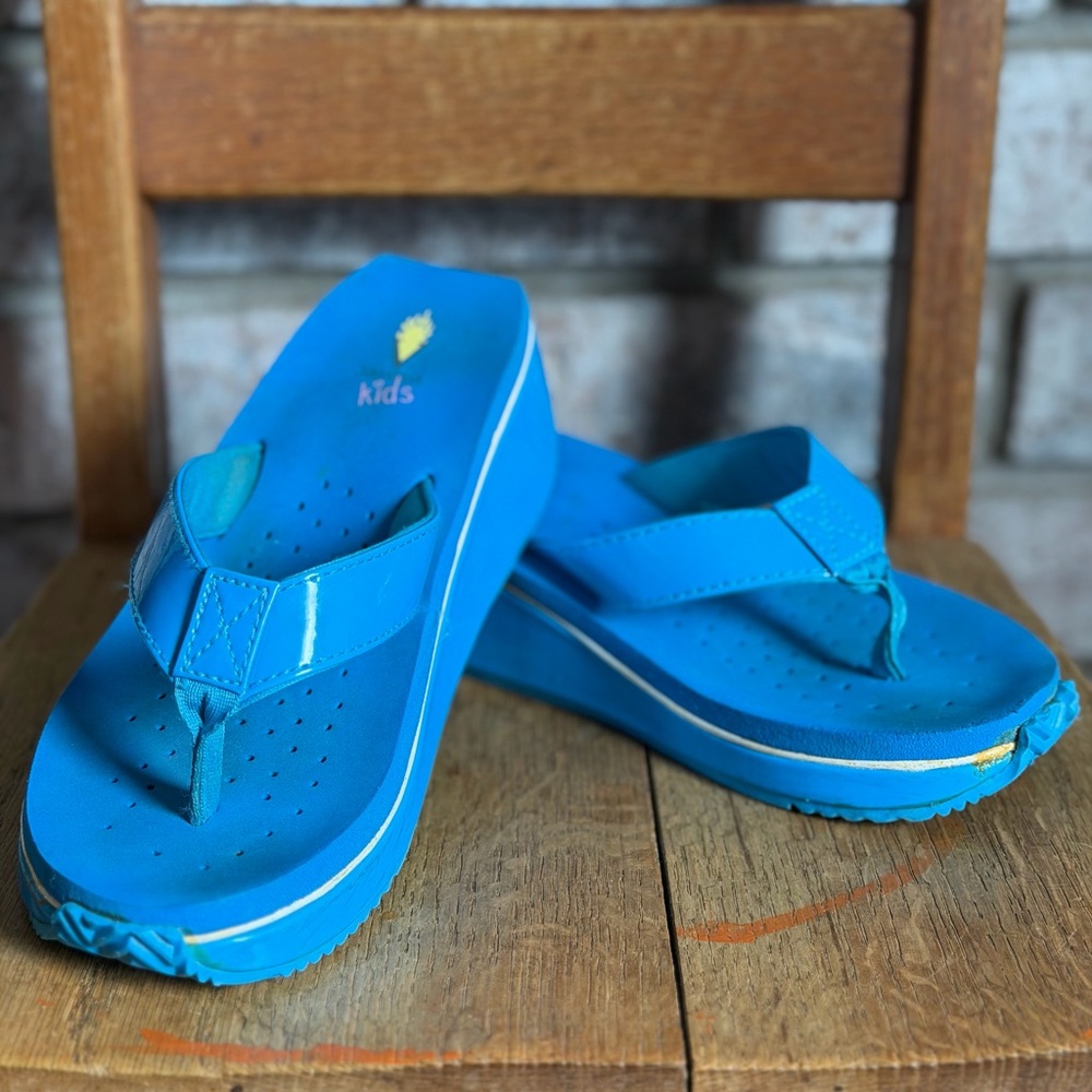 Volatile Kids Vibrant Blue Leather Platform Flip Flop Sandals
